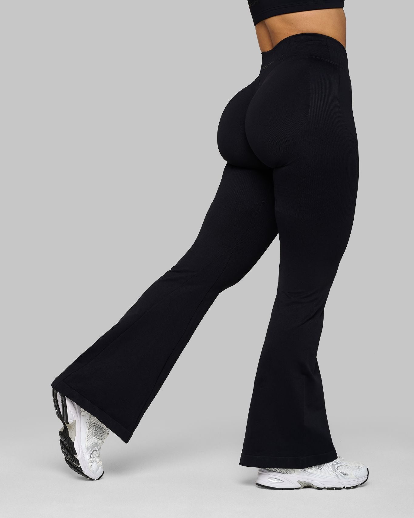 Chiara Sweetheart V Flared Leggings | Pure Black
